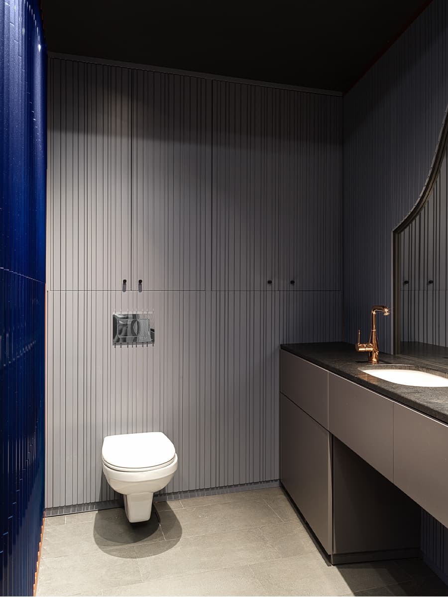 Эклектичный интерьер шоурума мебельной компании — проект студии Quatrobase