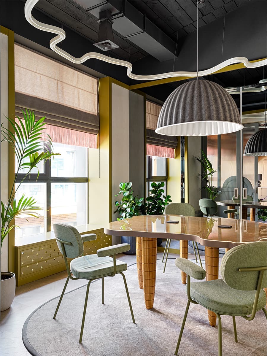 Эклектичный интерьер шоурума мебельной компании — проект студии Quatrobase