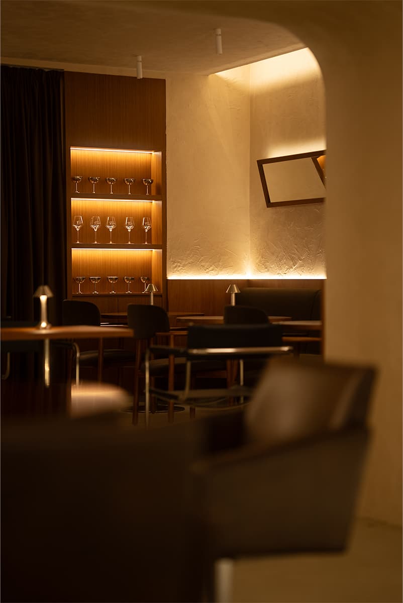 Гармония и контраст фактур в обволакивающем интерьере ресторана итальянской кухни — проект Александры Бурмистровой