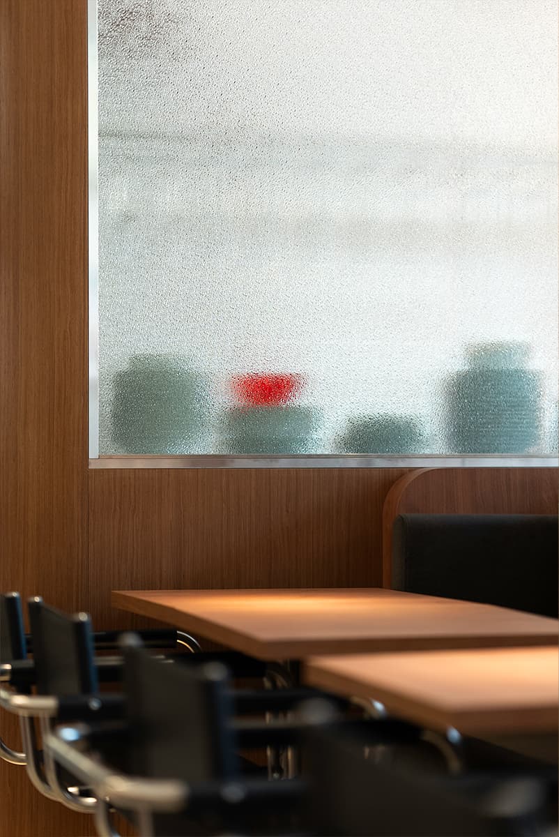 Гармония и контраст фактур в обволакивающем интерьере ресторана итальянской кухни — проект Александры Бурмистровой