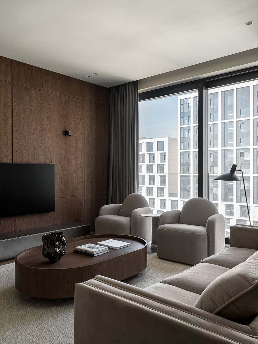 Современное искусство среди природных оттенков в интерьере для молодого человека — проект Ани Саркисян и Анастасии Фоминой