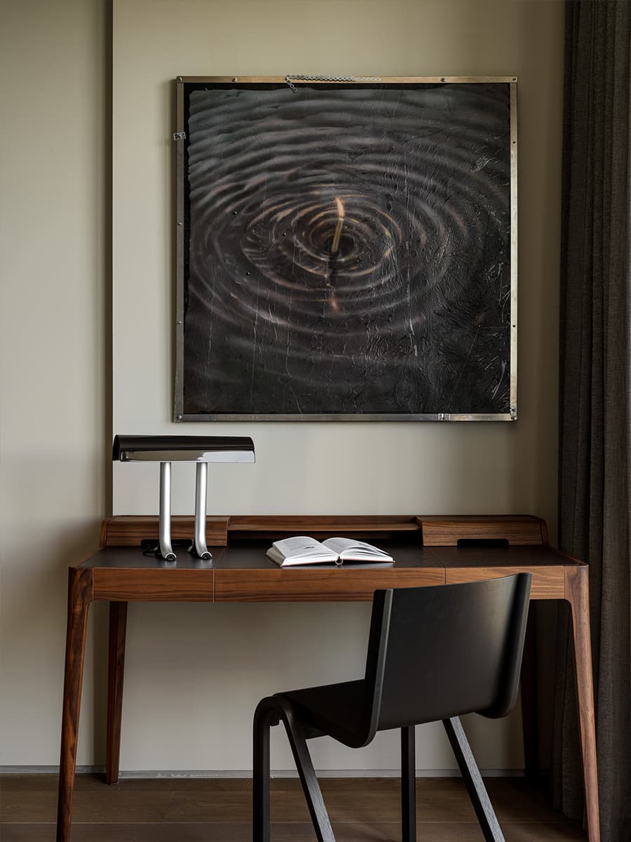 Современное искусство среди природных оттенков в интерьере для молодого человека — проект Ани Саркисян и Анастасии Фоминой