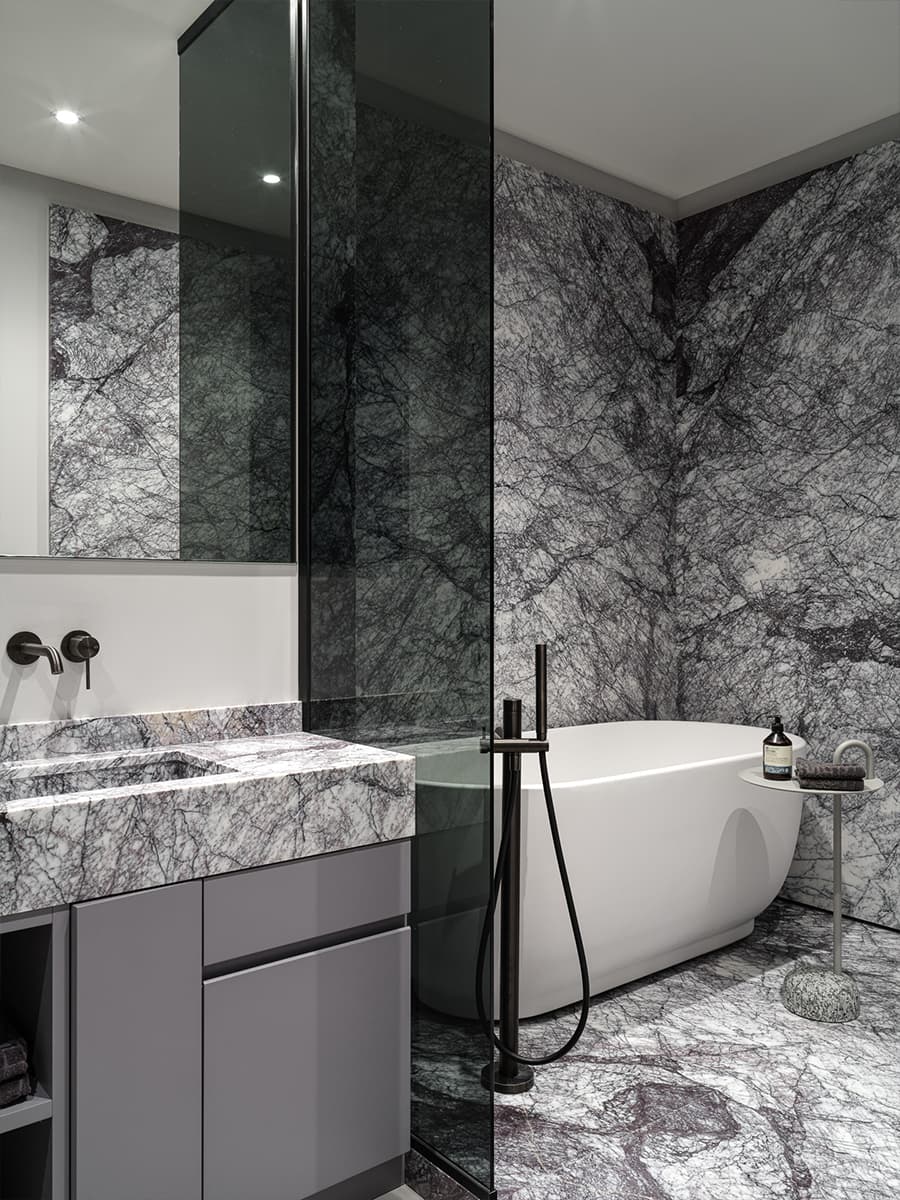 Современное искусство среди природных оттенков в интерьере для молодого человека — проект Ани Саркисян и Анастасии Фоминой