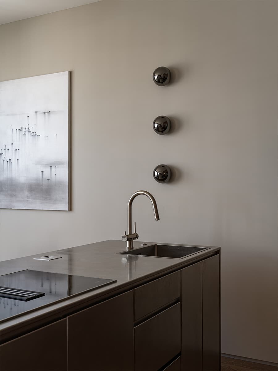 Современное искусство среди природных оттенков в интерьере для молодого человека — проект Ани Саркисян и Анастасии Фоминой