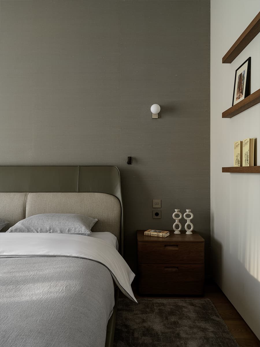 Современное искусство среди природных оттенков в интерьере для молодого человека — проект Ани Саркисян и Анастасии Фоминой