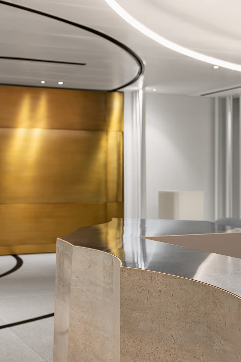 Золотой «лепесток» и брутальность индустриальных деталей в интерьере офиса в Дубае — проект бюро T+T Architects