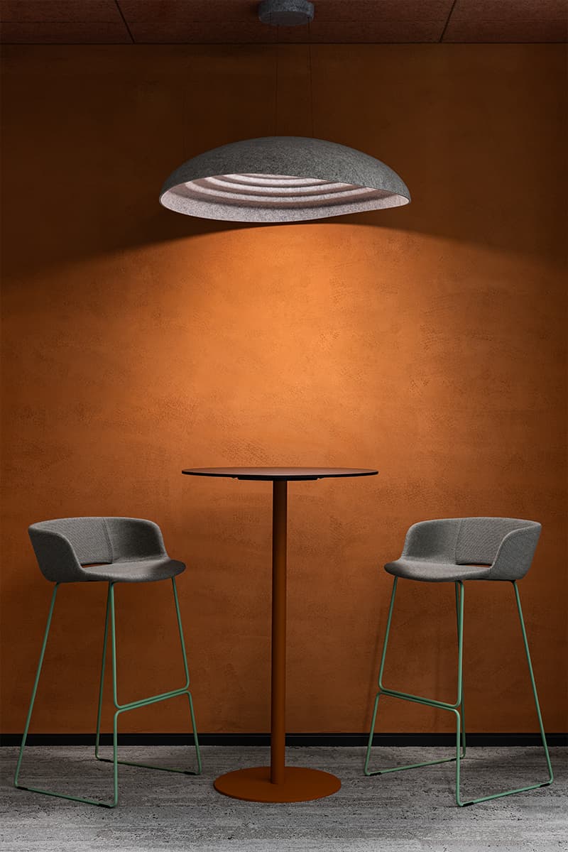 Золотой «лепесток» и брутальность индустриальных деталей в интерьере офиса в Дубае — проект бюро T+T Architects