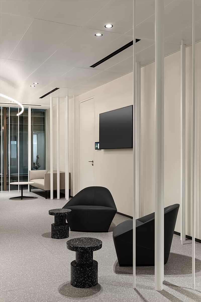 Золотой «лепесток» и брутальность индустриальных деталей в интерьере офиса в Дубае — проект бюро T+T Architects