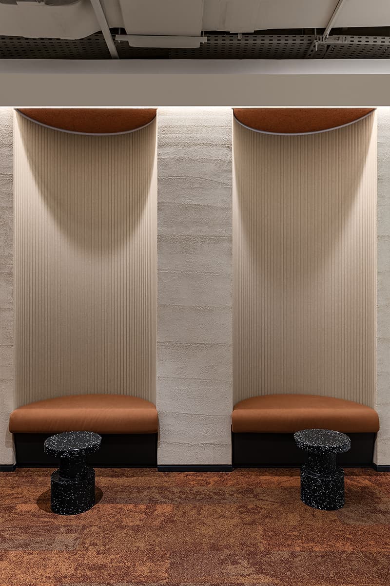 Золотой «лепесток» и брутальность индустриальных деталей в интерьере офиса в Дубае — проект бюро T+T Architects