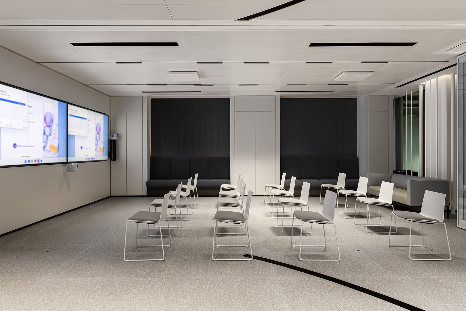 Золотой «лепесток» и брутальность индустриальных деталей в интерьере офиса в Дубае — проект бюро T+T Architects