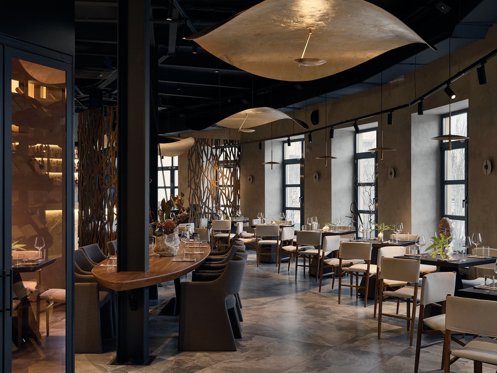 Крупные золотистые светильники ручной работы в интерьере петербургского ресторана — проект finoarte design bureau