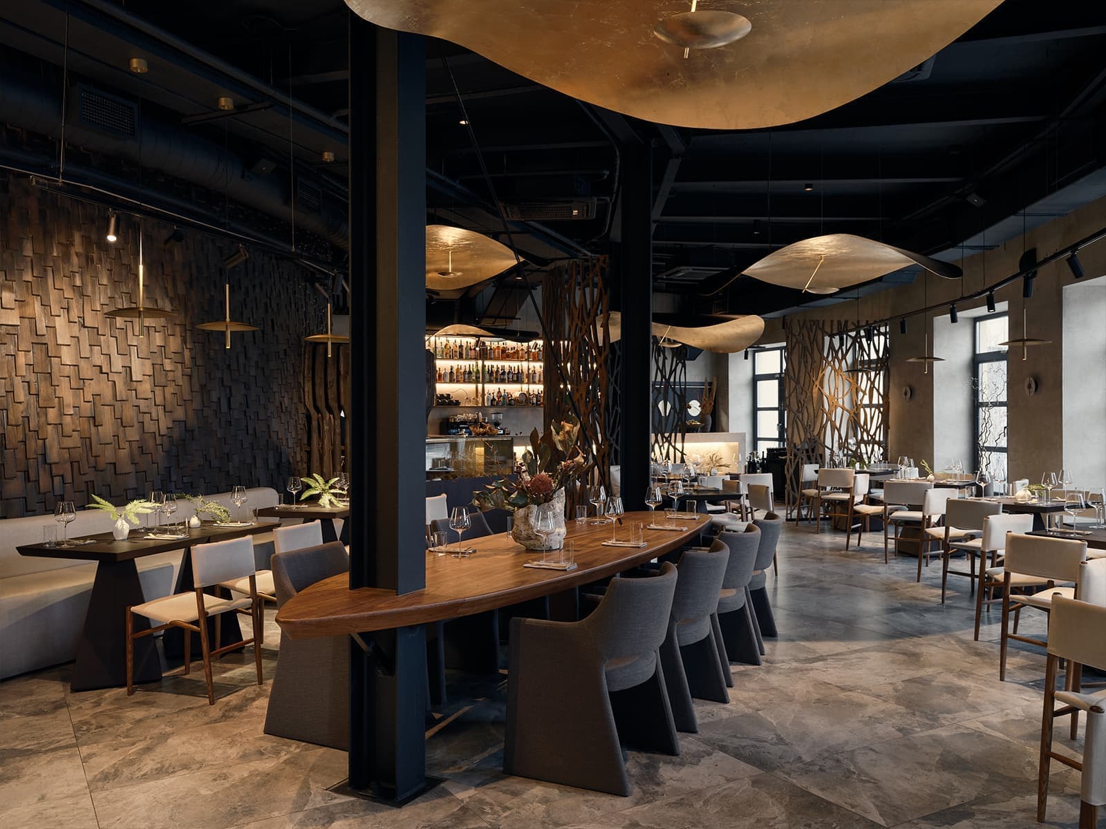 Крупные золотистые светильники ручной работы в интерьере петербургского ресторана — проект finoarte design bureau