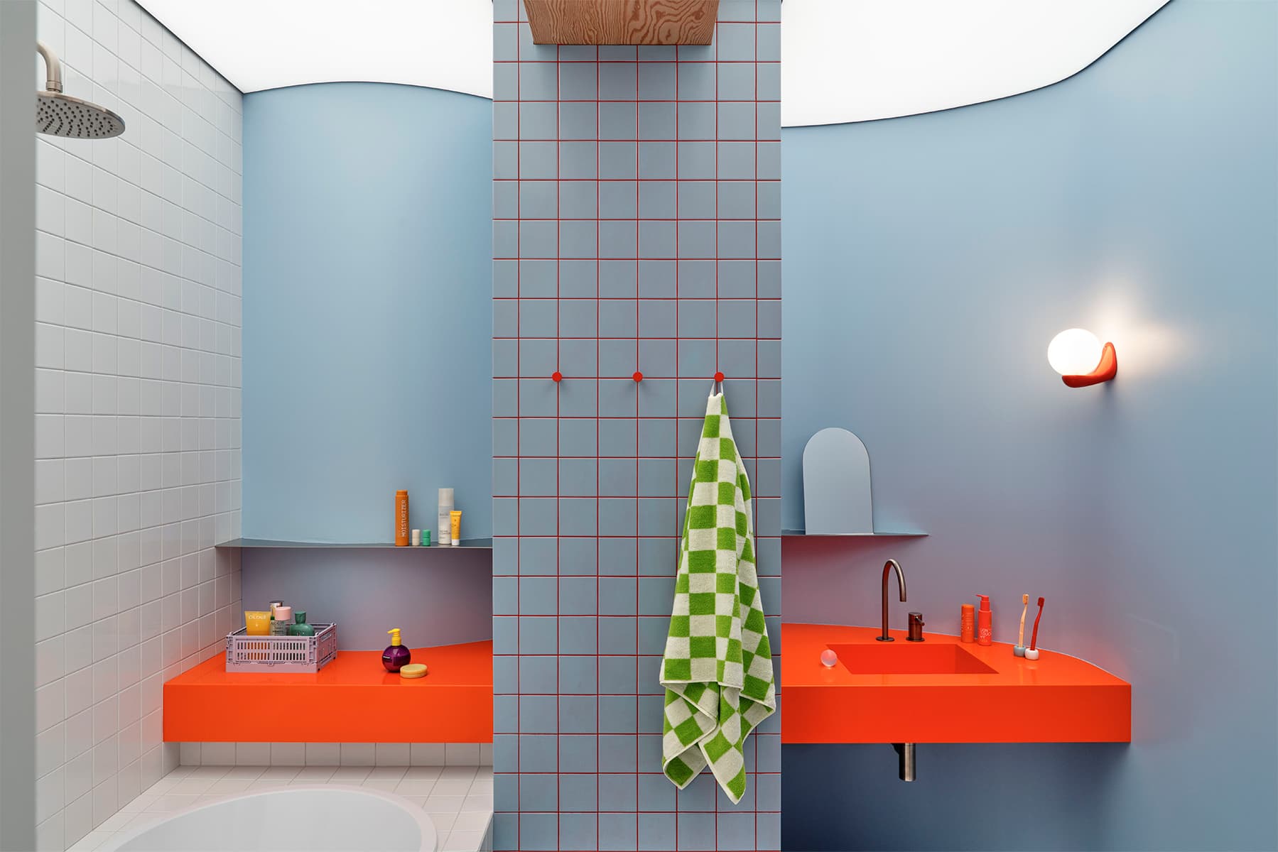 Небесно-голубой мрамор, винтаж и строгая сталь в интерьере квартиры для творческой девушки — проект бюро .dpt