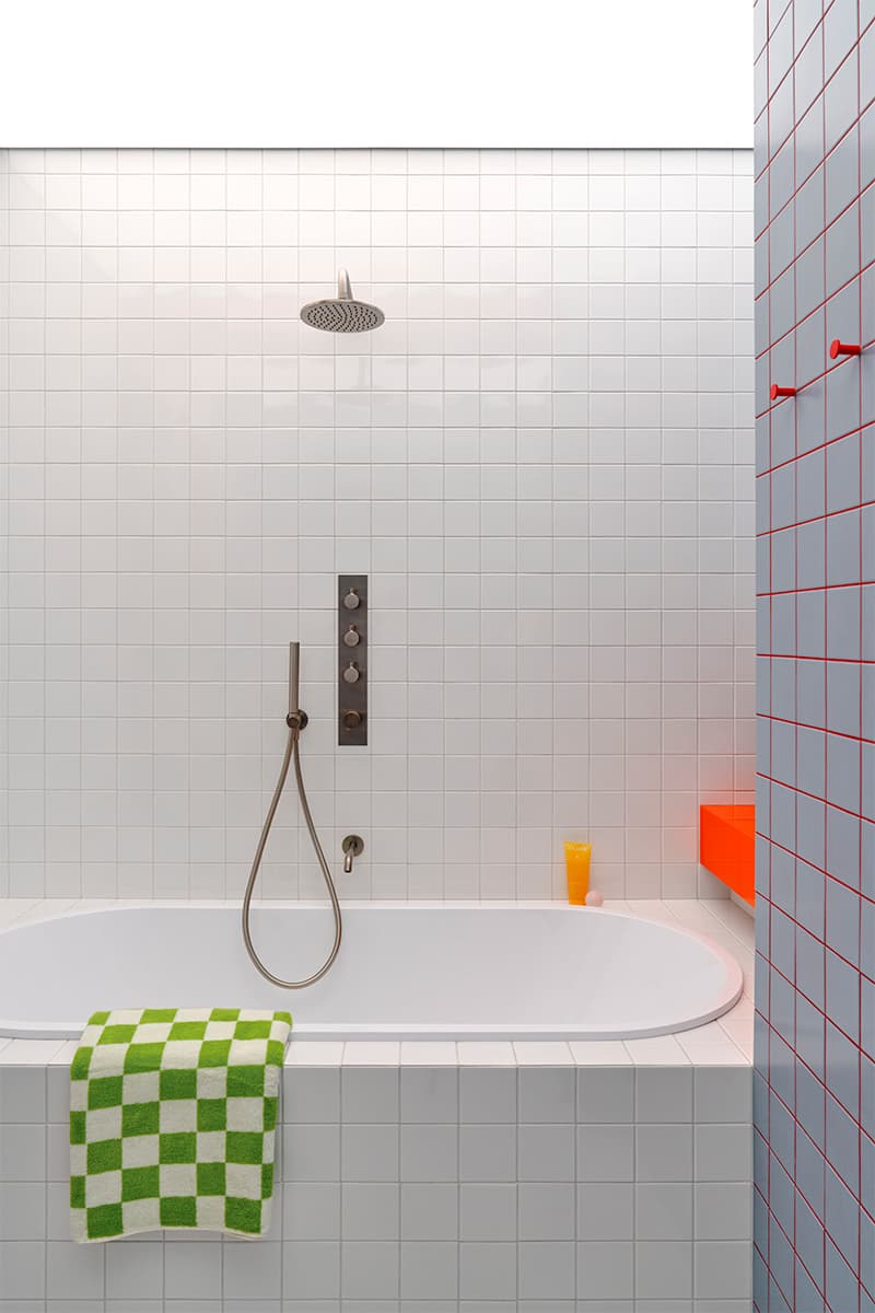 Небесно-голубой мрамор, винтаж и строгая сталь в интерьере квартиры для творческой девушки — проект бюро .dpt