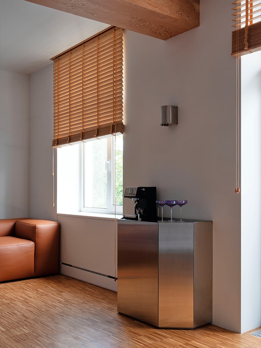 Небесно-голубой мрамор, винтаж и строгая сталь в интерьере квартиры для творческой девушки — проект бюро .dpt