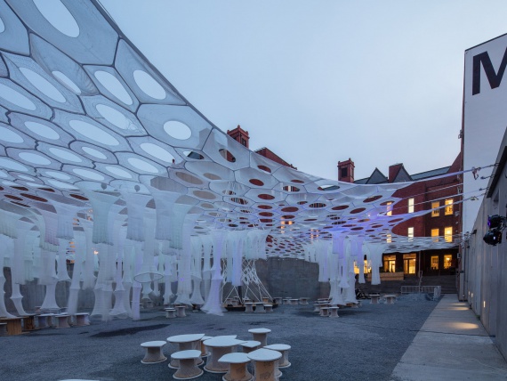 Дизайнеры Jenny Sabin Studio построили инсталляцию из фотолюминесцентных тканей