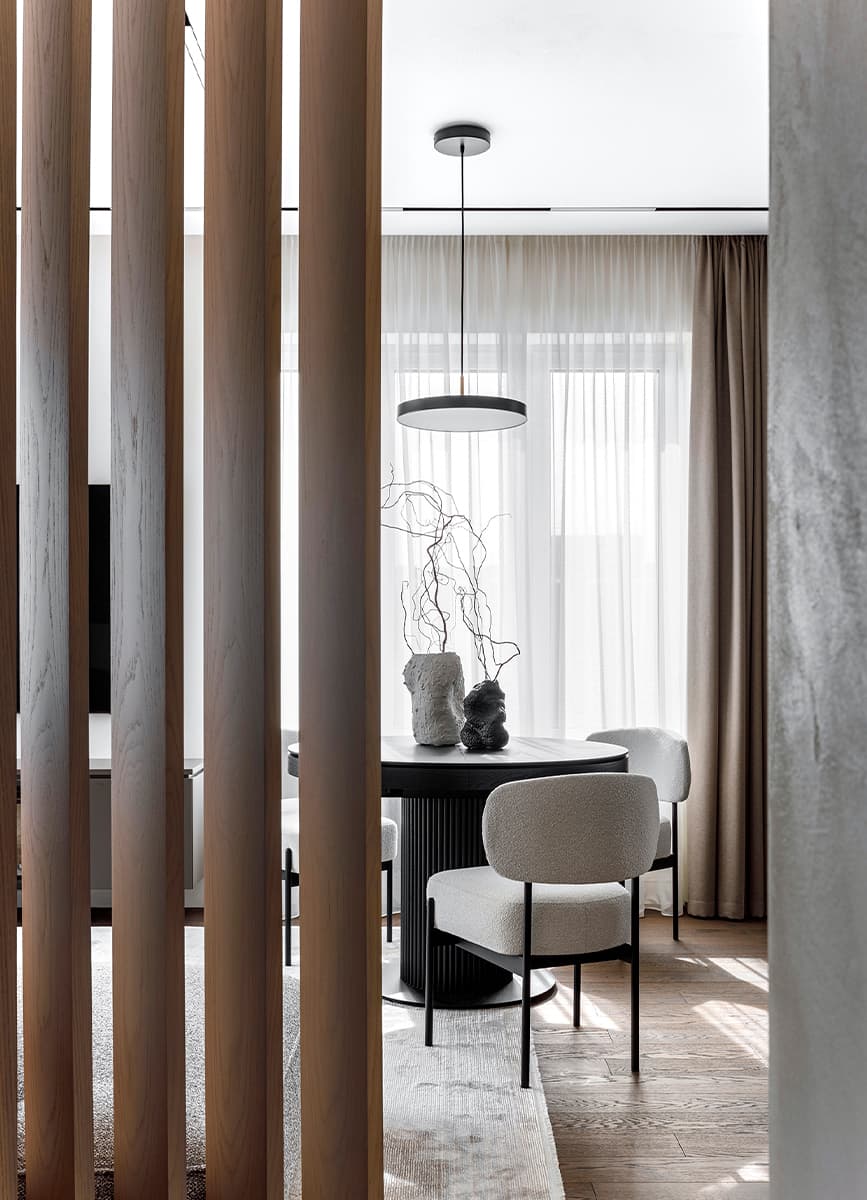 Перетекающие друг в друга объемы и мягкие оттенки в интерьере семейной квартиры — проект студии MN Design