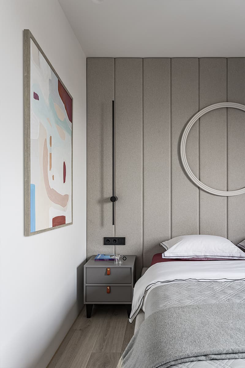 Отсылки к Баухаусу и смелые красные акценты в интерьере екатеринбургской квартиры — проект Анны Самариной