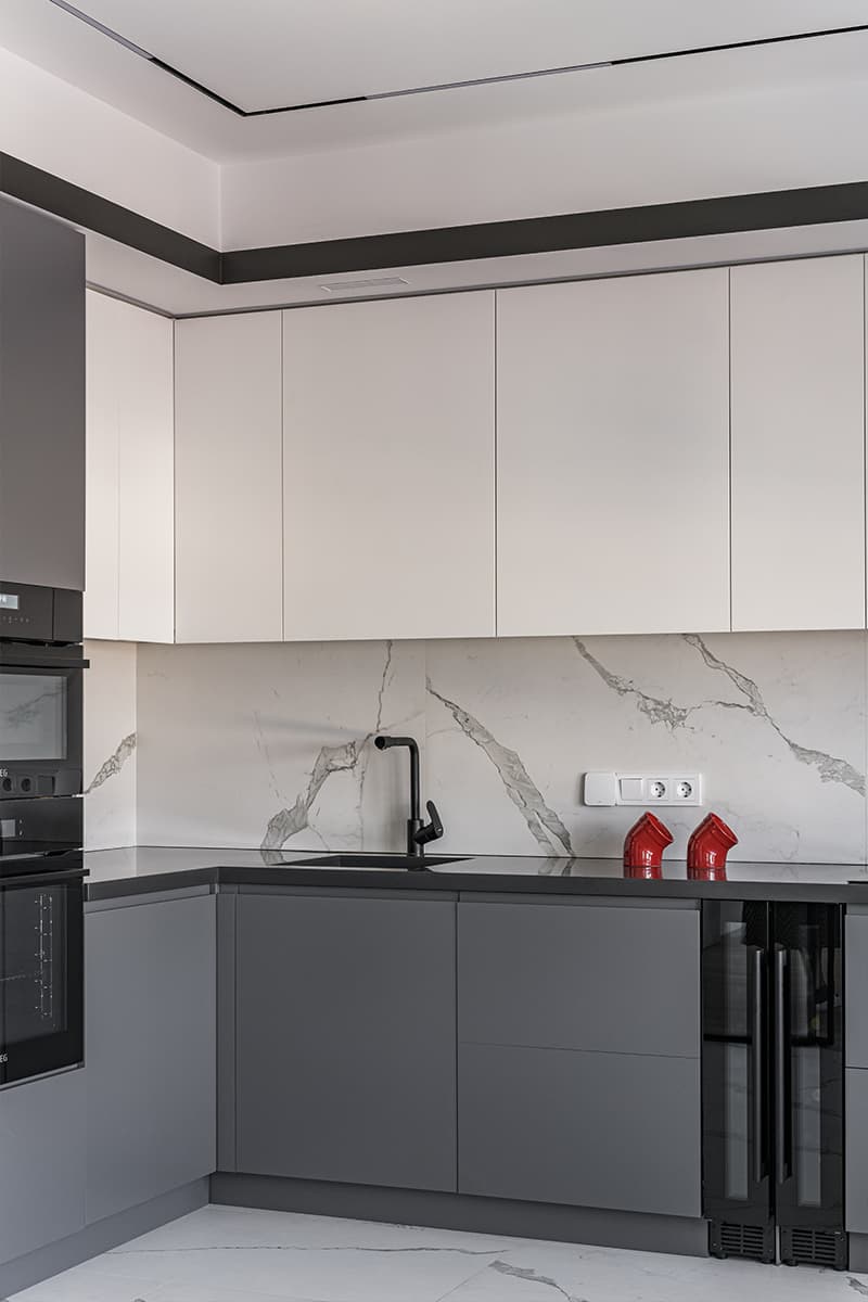 Отсылки к Баухаусу и смелые красные акценты в интерьере екатеринбургской квартиры — проект Анны Самариной