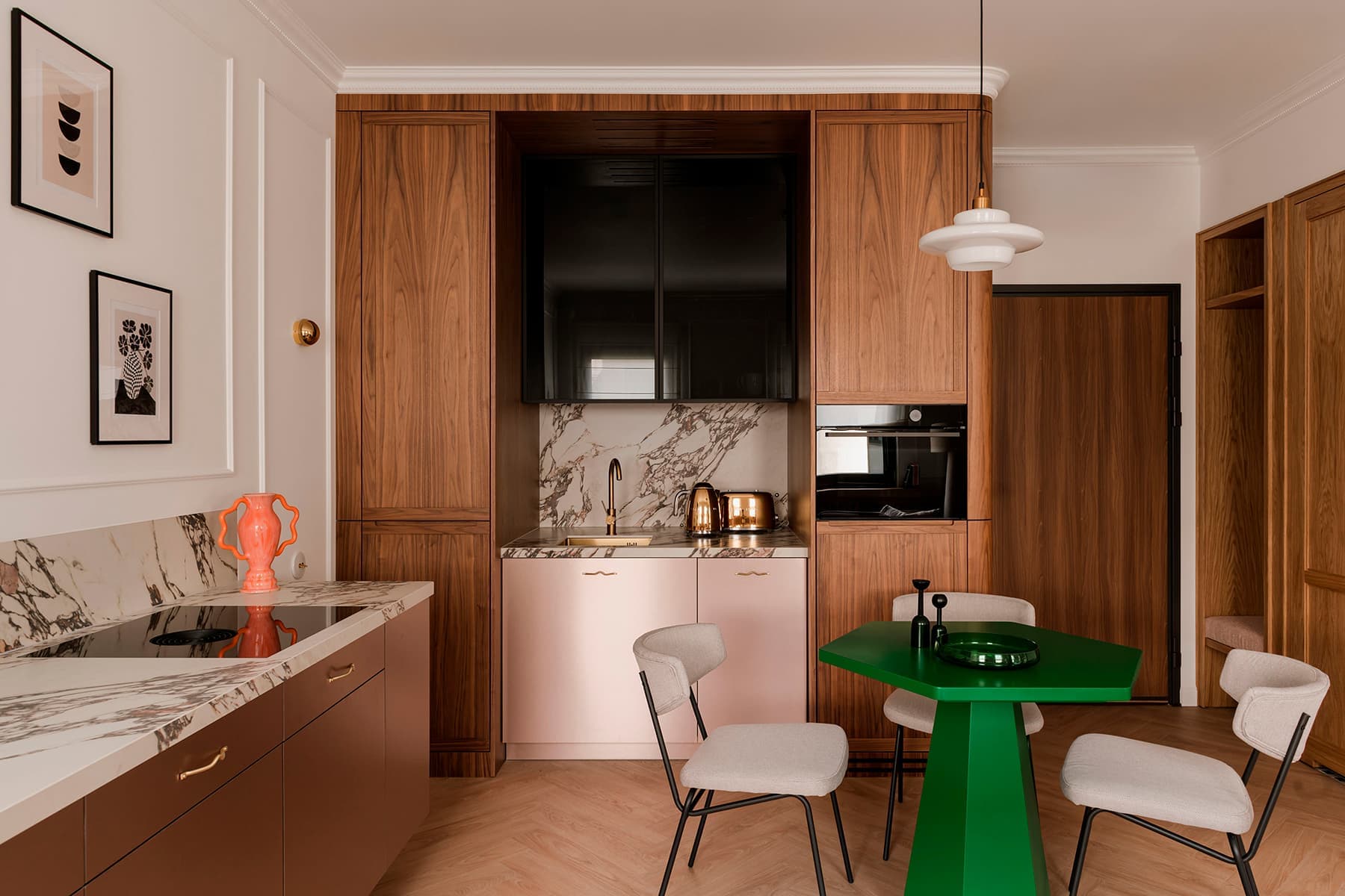 Элегантная эклектика в интерьере маленькой квартиры-студии — проект FURORA Studio