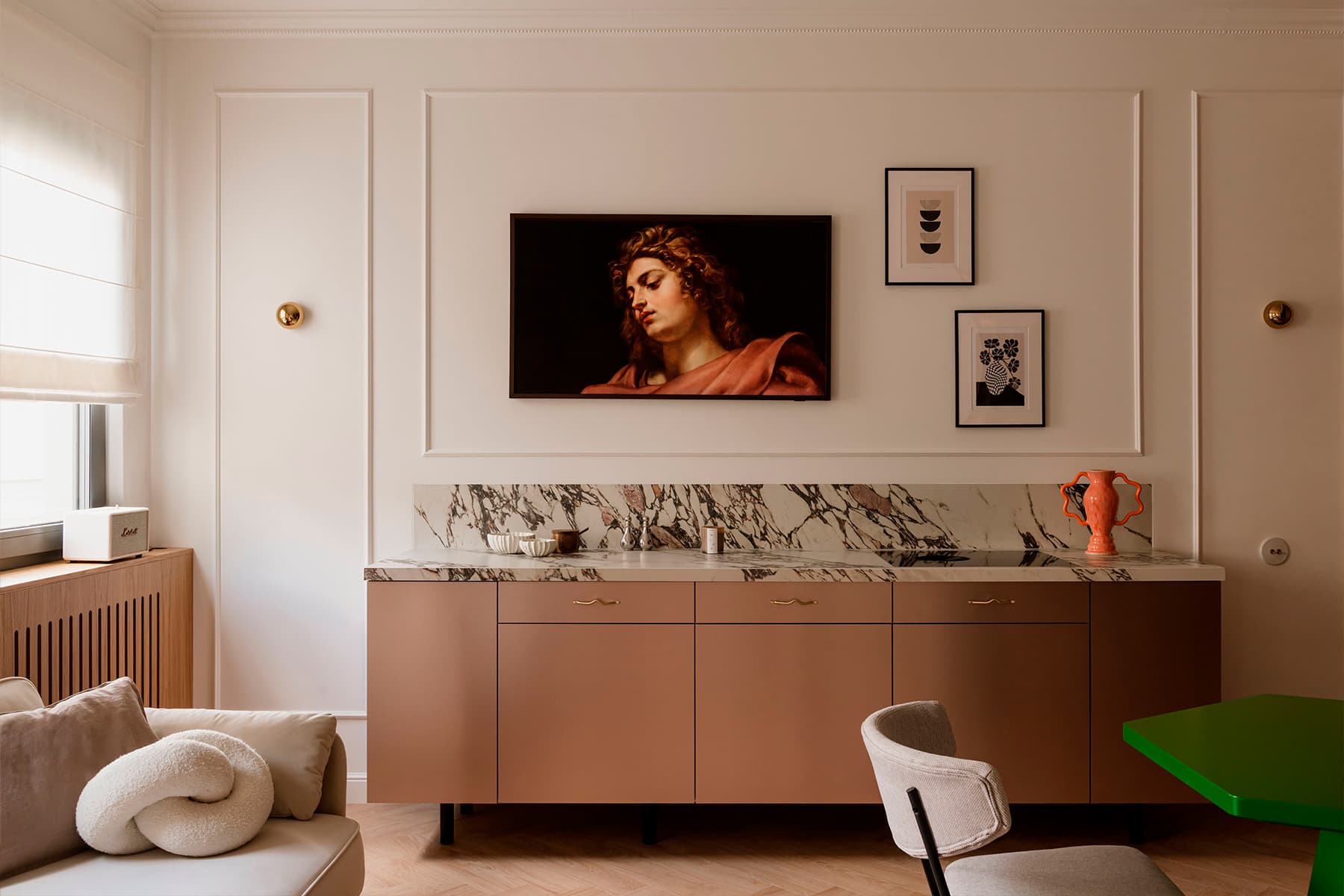 Элегантная эклектика в интерьере маленькой квартиры-студии — проект FURORA Studio