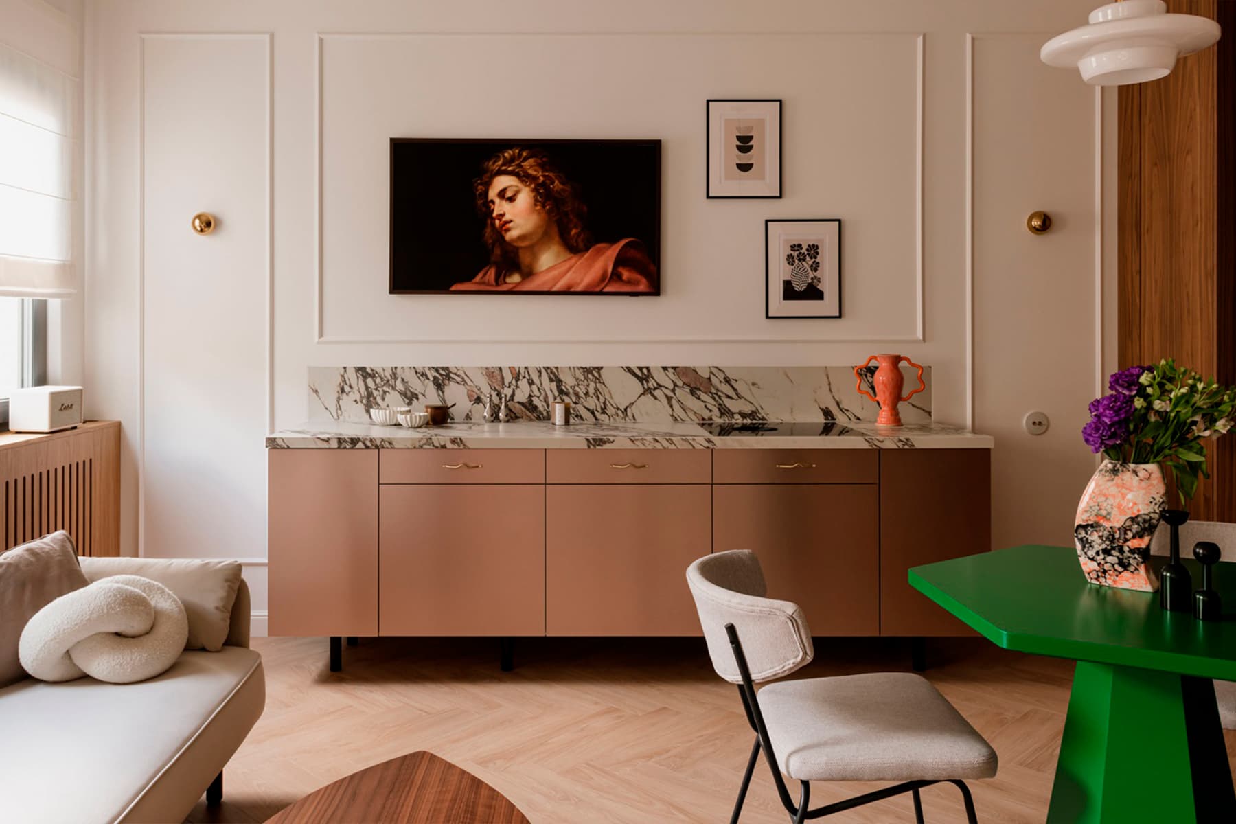 Элегантная эклектика в интерьере маленькой квартиры-студии — проект FURORA Studio