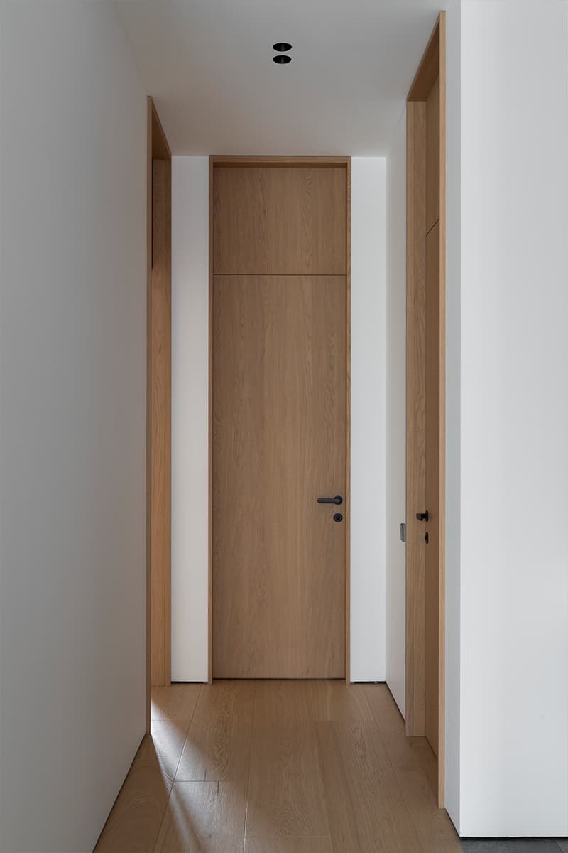 Кухня с белой плиткой в интерьере лаконичной квартиры для пары — проект bureau SLOVO