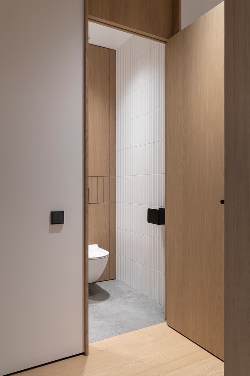 Кухня с белой плиткой в интерьере лаконичной квартиры для пары — проект bureau SLOVO