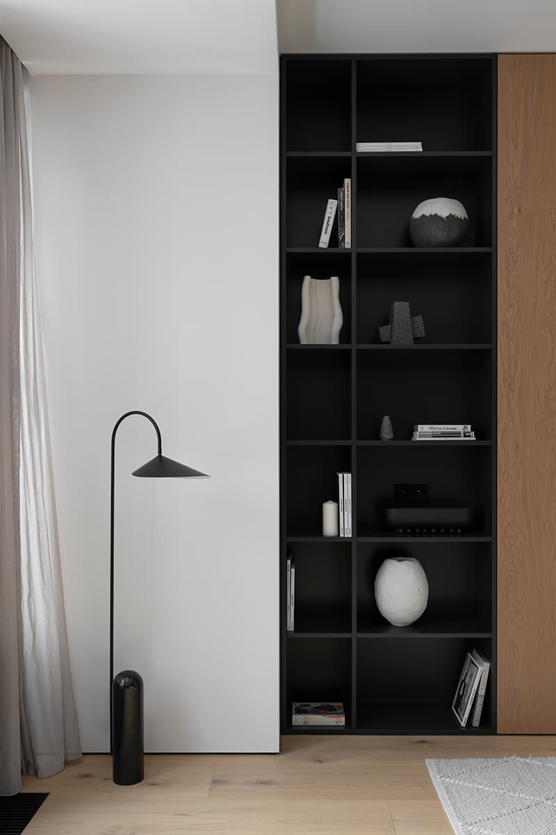 Кухня с белой плиткой в интерьере лаконичной квартиры для пары — проект bureau SLOVO