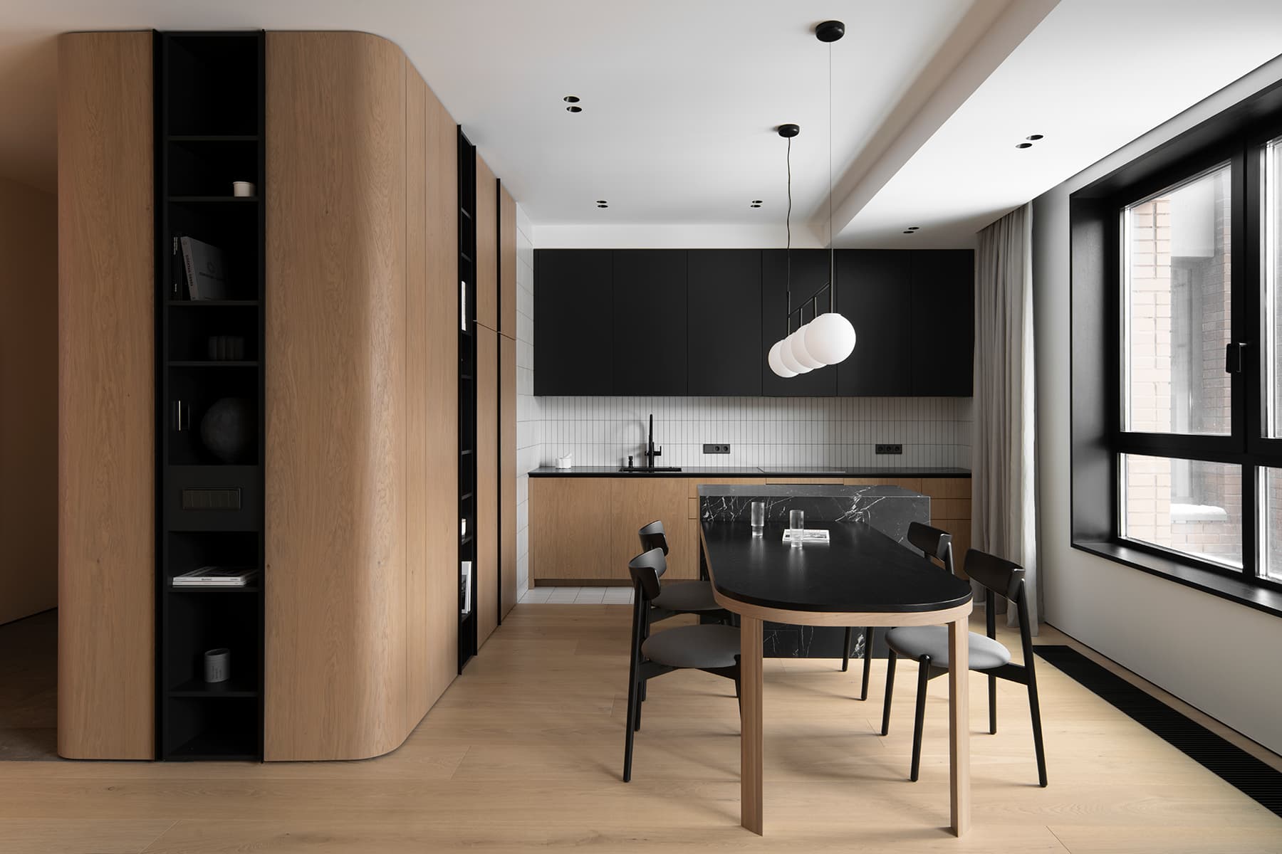 Кухня с белой плиткой в интерьере лаконичной квартиры для пары — проект bureau SLOVO