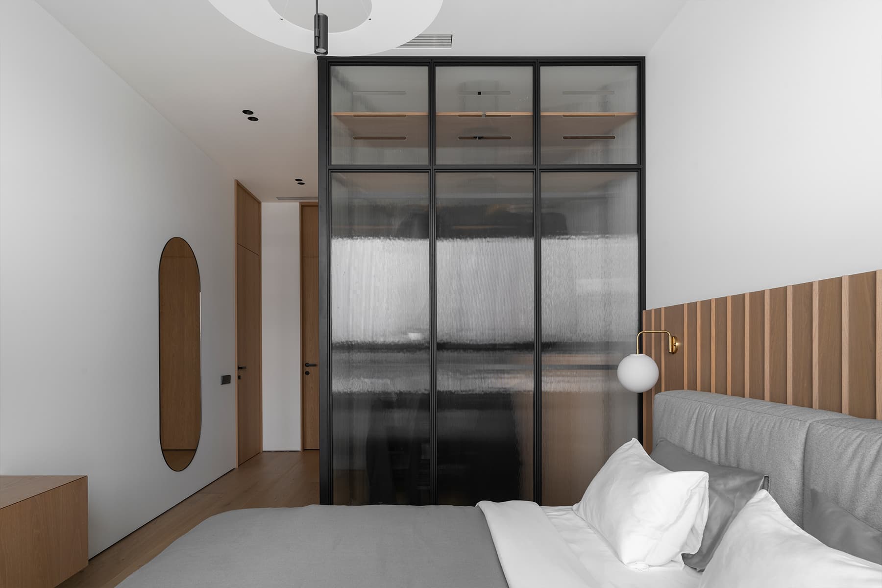 Кухня с белой плиткой в интерьере лаконичной квартиры для пары — проект bureau SLOVO