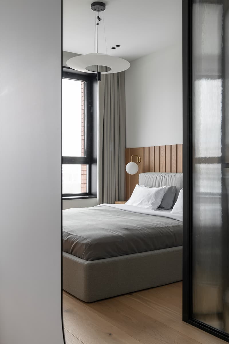 Кухня с белой плиткой в интерьере лаконичной квартиры для пары — проект bureau SLOVO