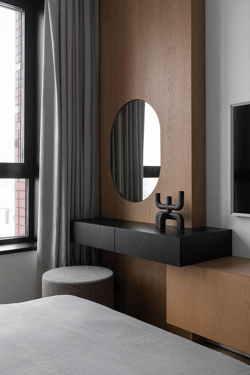 Кухня с белой плиткой в интерьере лаконичной квартиры для пары — проект bureau SLOVO