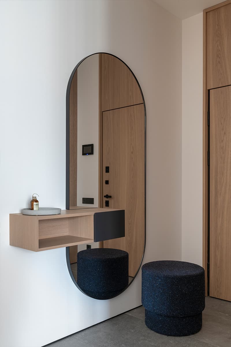 Кухня с белой плиткой в интерьере лаконичной квартиры для пары — проект bureau SLOVO