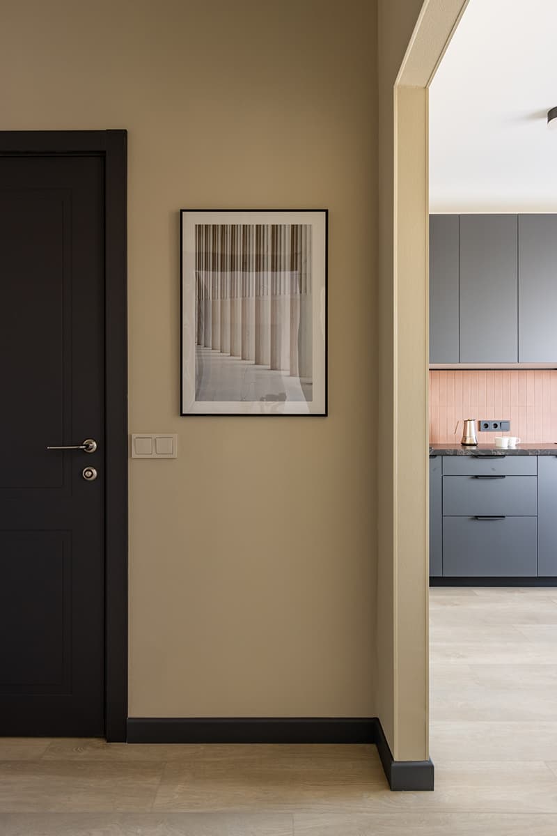 Лаконичный интерьер петербургской квартиры с акцентной стеной — проект Марии Замотиной