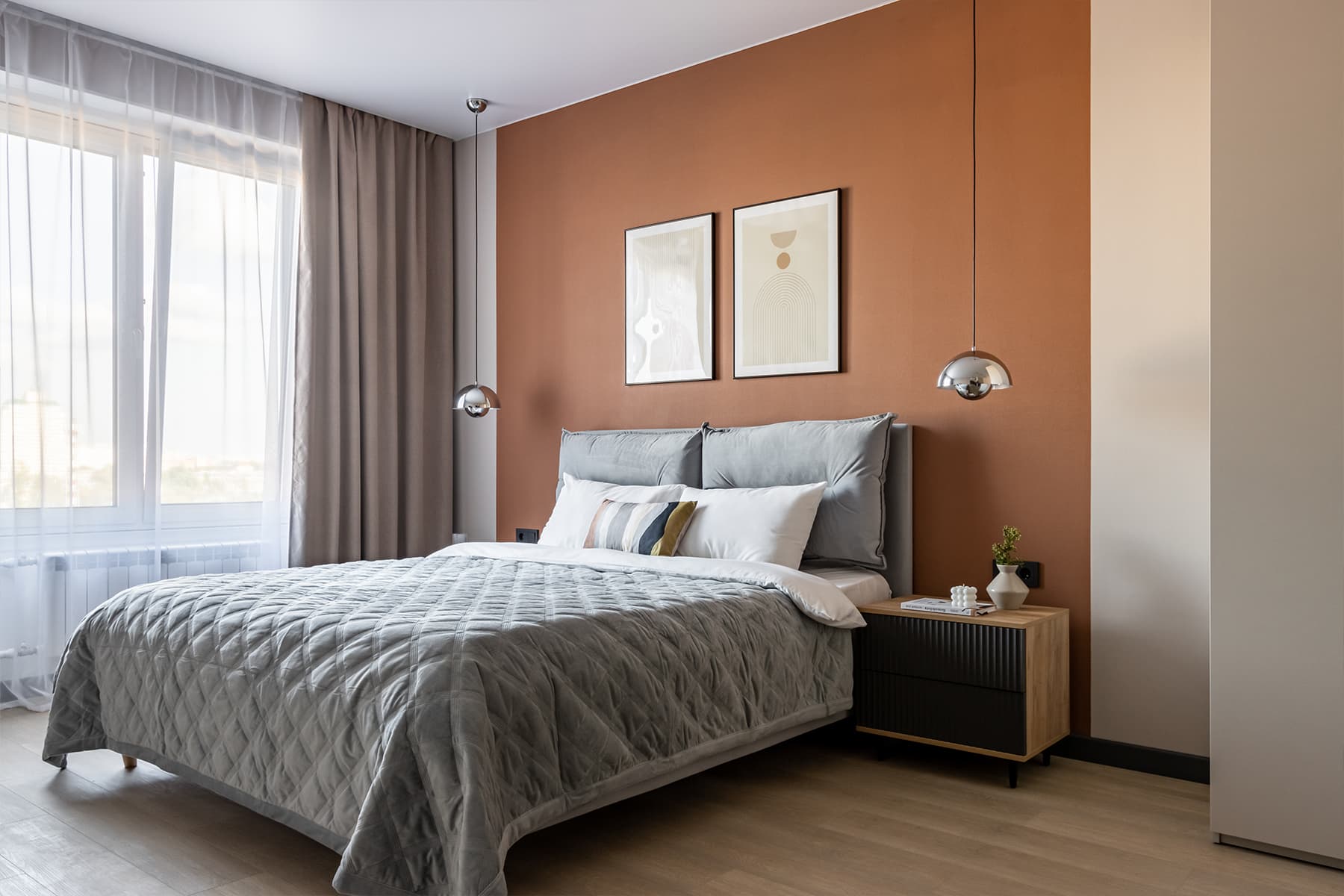 Лаконичный интерьер петербургской квартиры с акцентной стеной — проект Марии Замотиной