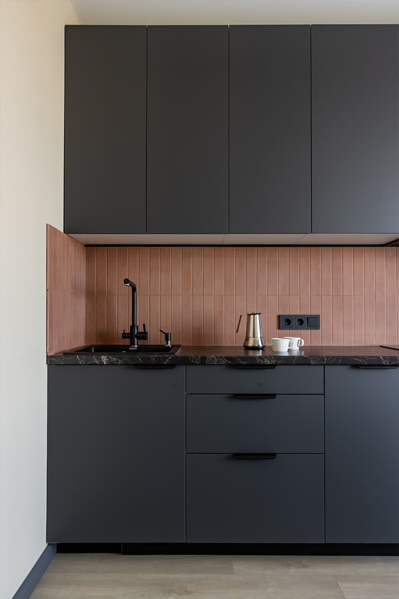 Лаконичный интерьер петербургской квартиры с акцентной стеной — проект Марии Замотиной