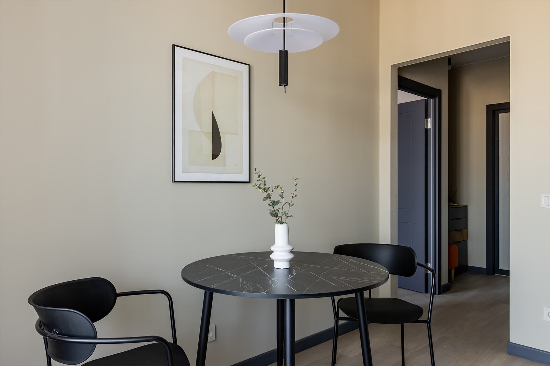 Лаконичный интерьер петербургской квартиры с акцентной стеной — проект Марии Замотиной