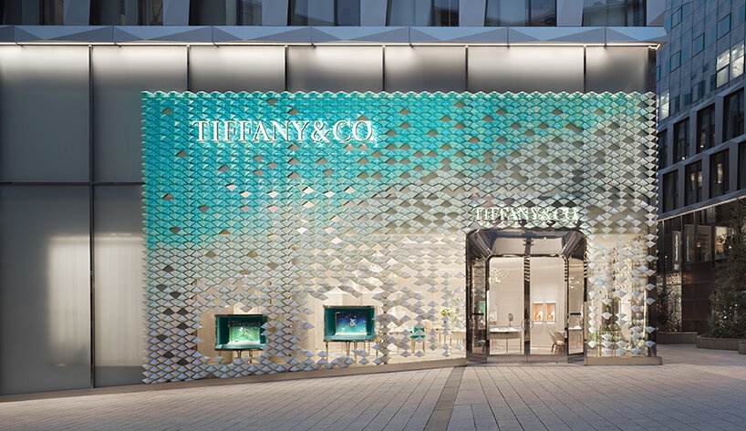 Фасад бутика Tiffany & Co. в Штутгарте украсила россыпь керамических «‎‎бриллиантов»‎