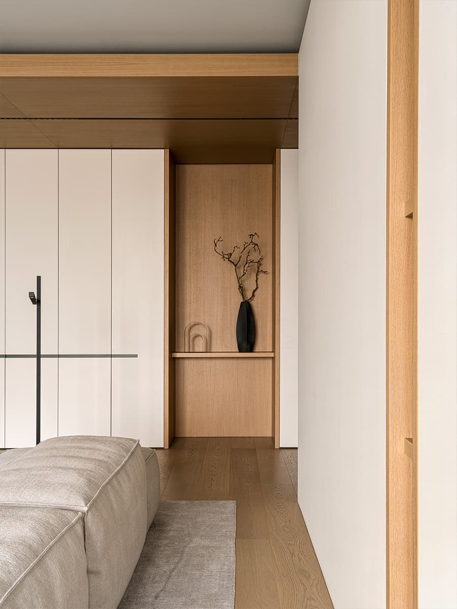 Древесина медового оттенка и авторская мебель в интерьере семейной квартиры — проект Babayants Architects