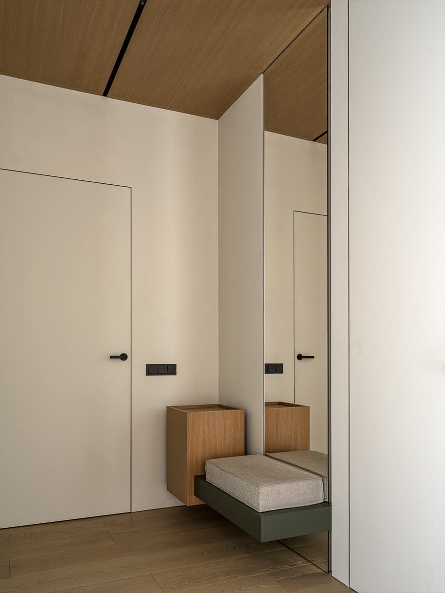 Древесина медового оттенка и авторская мебель в интерьере семейной квартиры — проект Babayants Architects