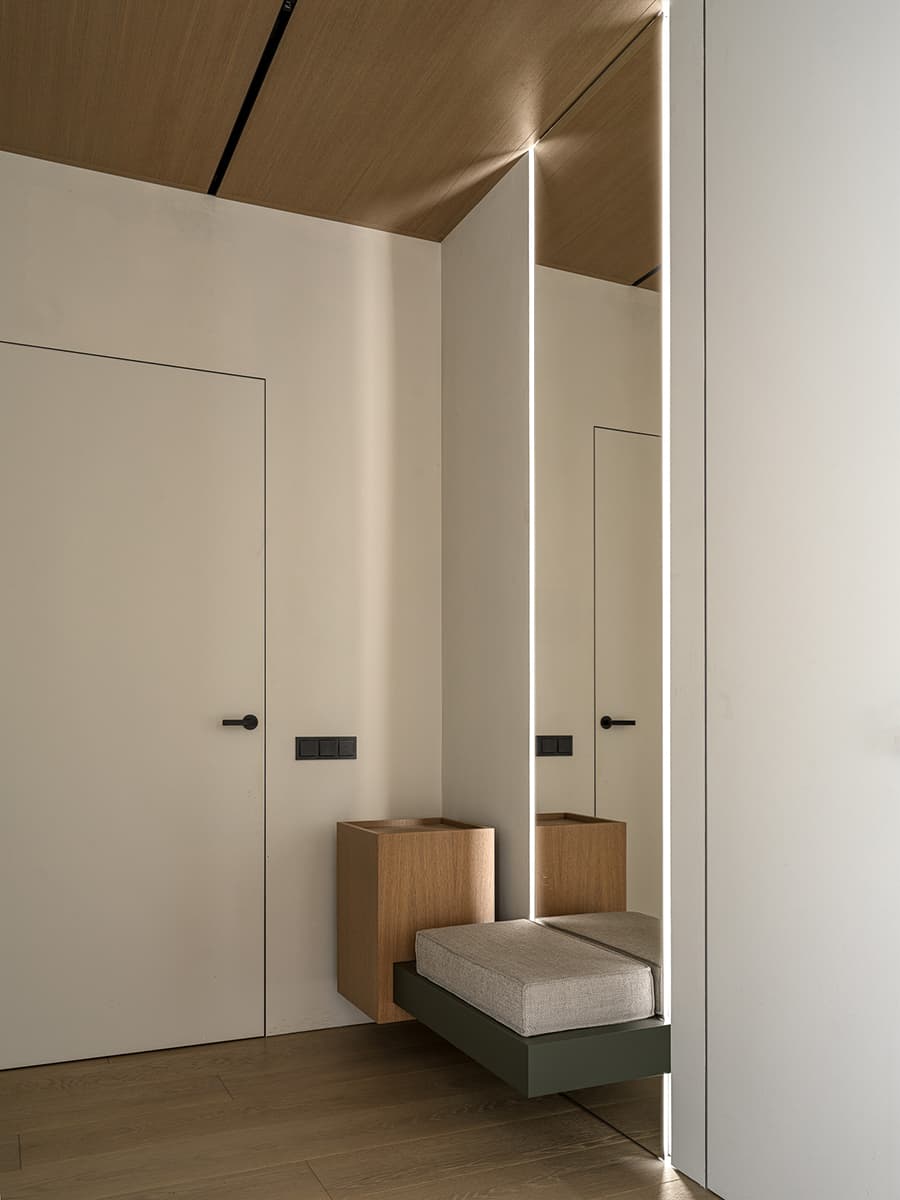 Древесина медового оттенка и авторская мебель в интерьере семейной квартиры — проект Babayants Architects