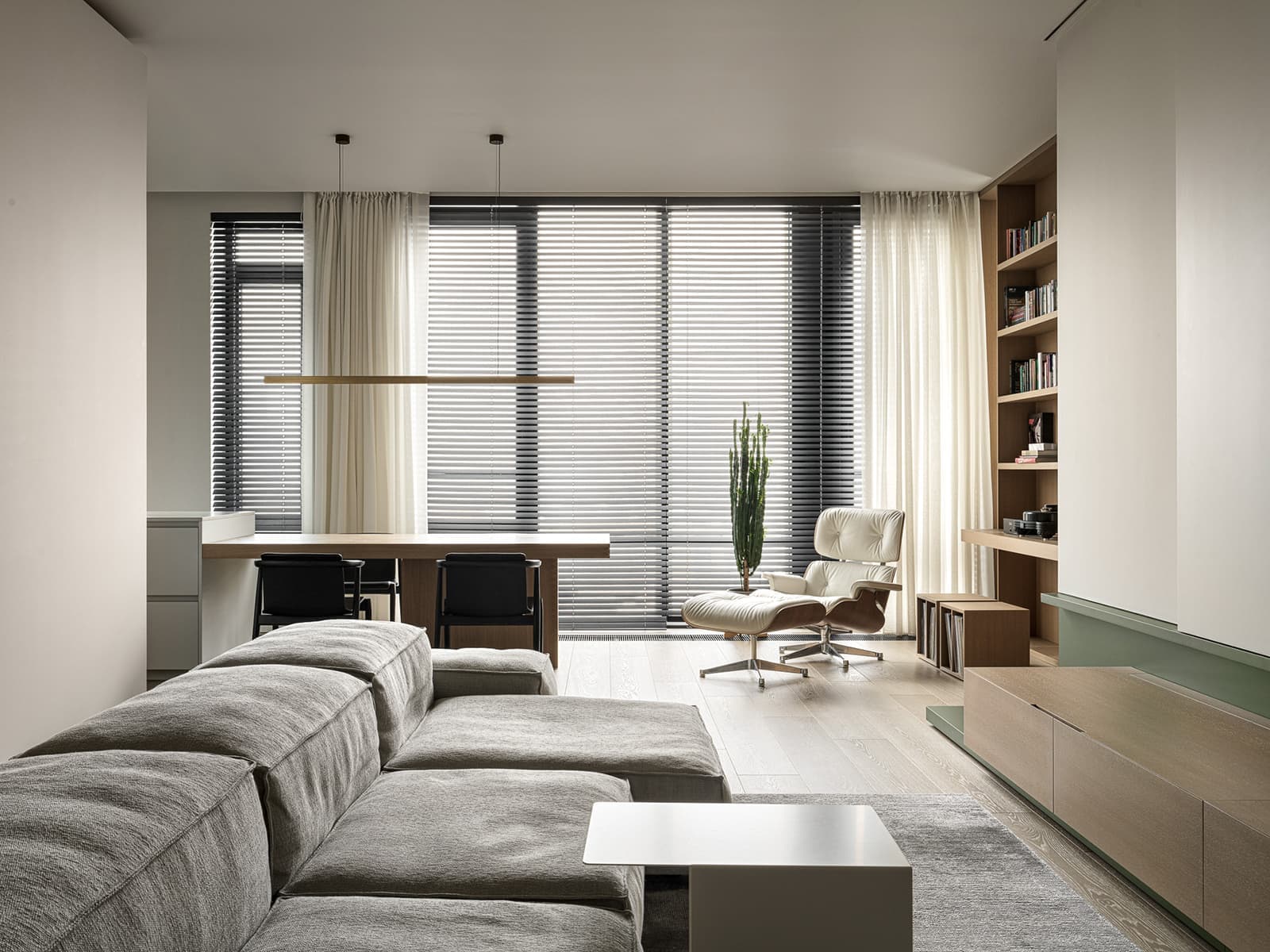 Древесина медового оттенка и авторская мебель в интерьере семейной квартиры — проект Babayants Architects