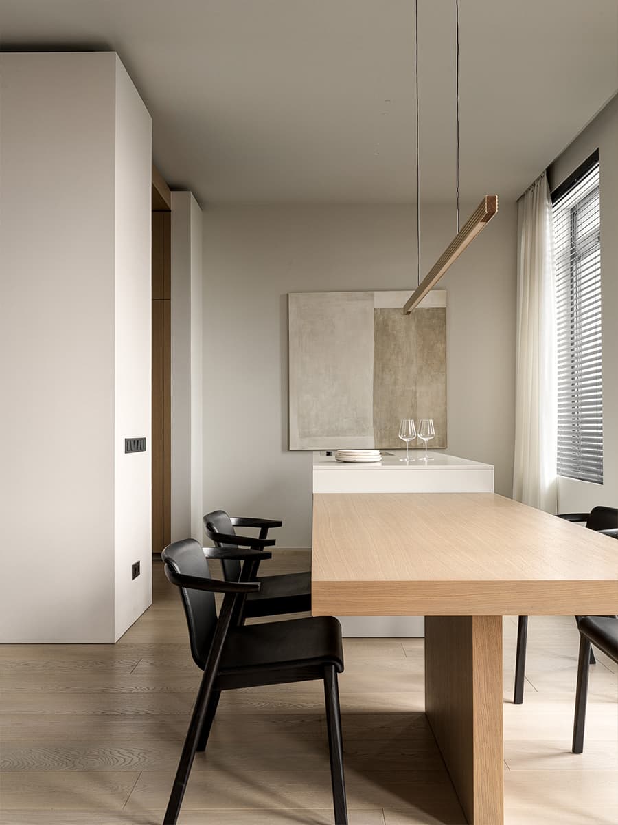 Древесина медового оттенка и авторская мебель в интерьере семейной квартиры — проект Babayants Architects