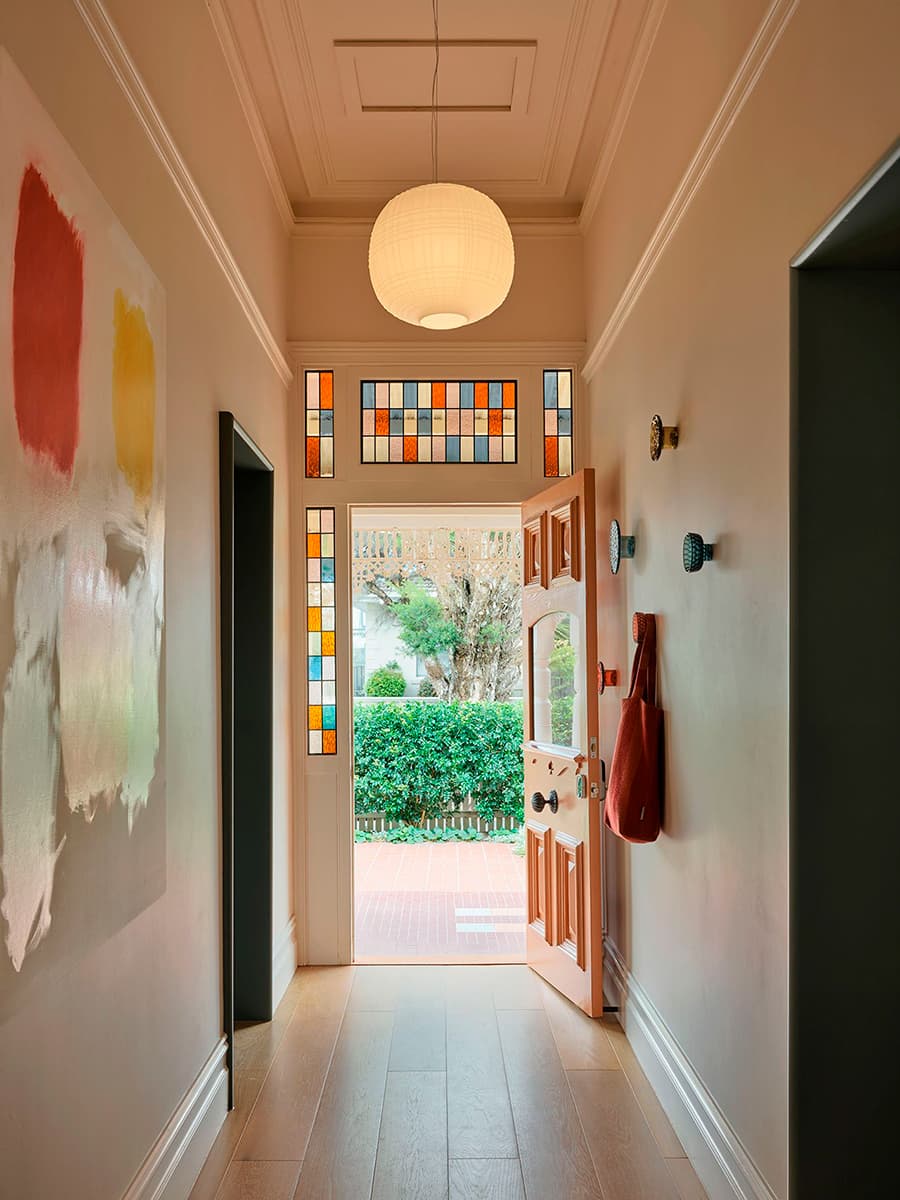 Восточные краски и орнаменты в интерьере дома для семьи с особенностями восприятия цвета — проект YSG Studio