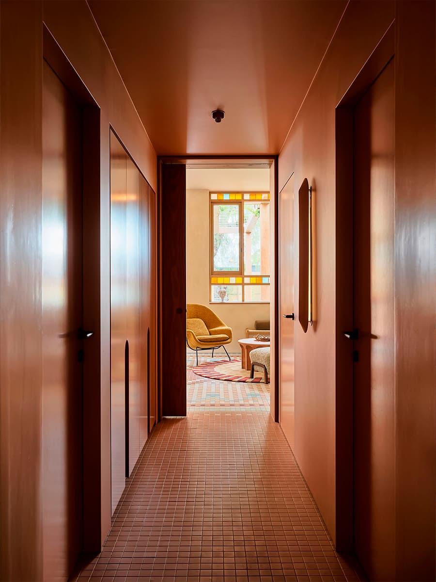 Восточные краски и орнаменты в интерьере дома для семьи с особенностями восприятия цвета — проект YSG Studio