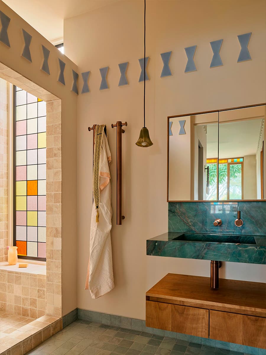 Восточные краски и орнаменты в интерьере дома для семьи с особенностями восприятия цвета — проект YSG Studio