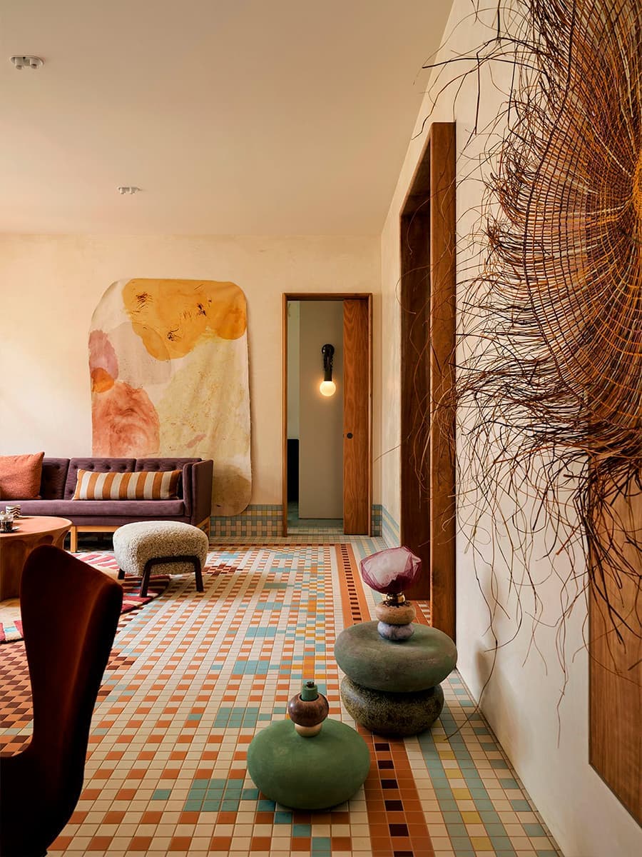 Восточные краски и орнаменты в интерьере дома для семьи с особенностями восприятия цвета — проект YSG Studio