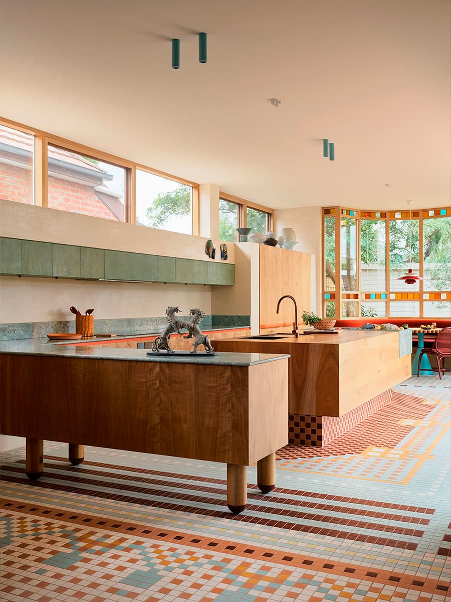 Восточные краски и орнаменты в интерьере дома для семьи с особенностями восприятия цвета — проект YSG Studio