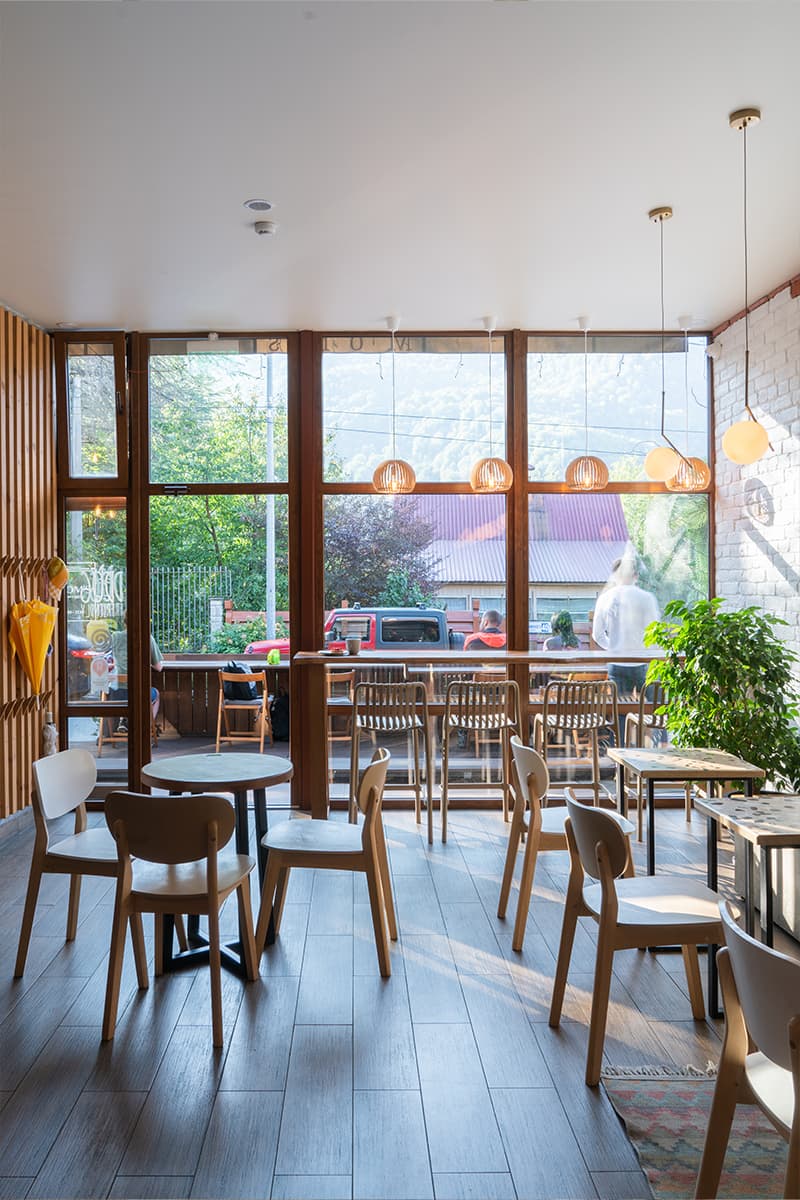 Изобилие деталей и цветов в интерьере кофейни и бистро в Красной Поляне — проект Анны Малышевой